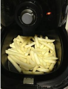 土豆放入空氣炸鍋內膽